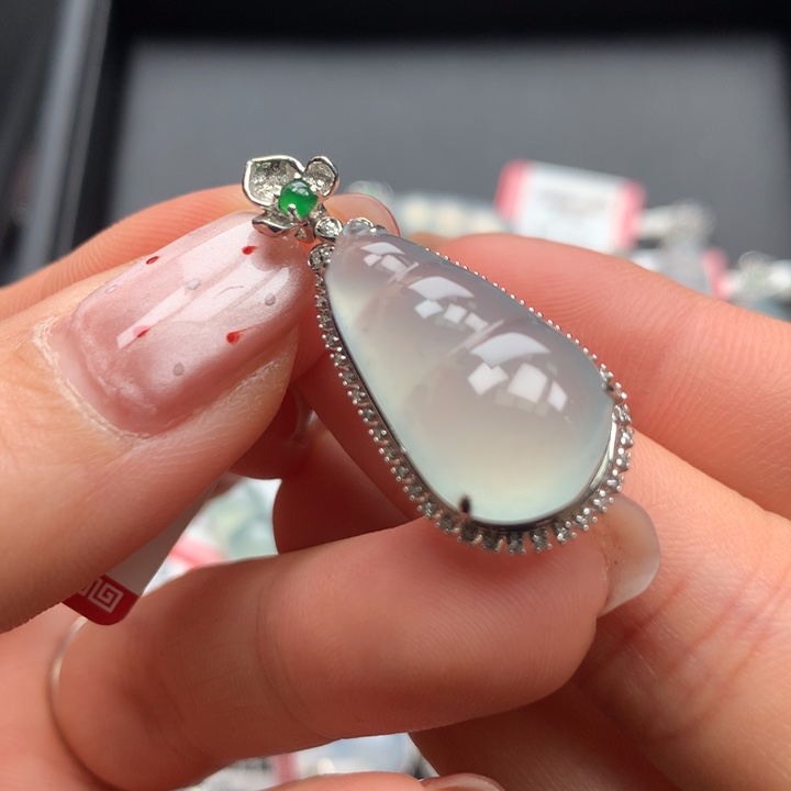 翡翠颈饰18K金镶嵌翡翠饰品