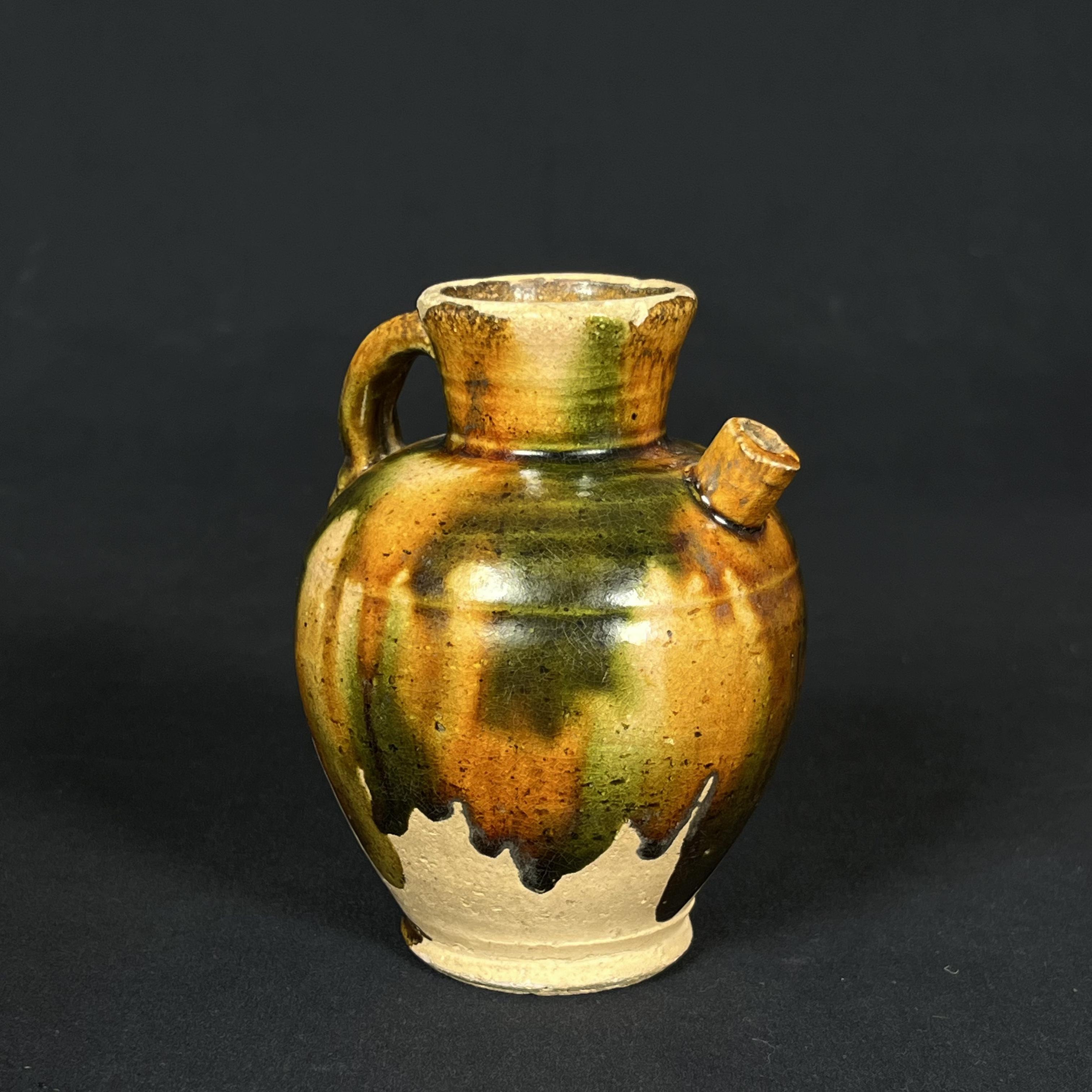 lot 15 彩色釉执壶