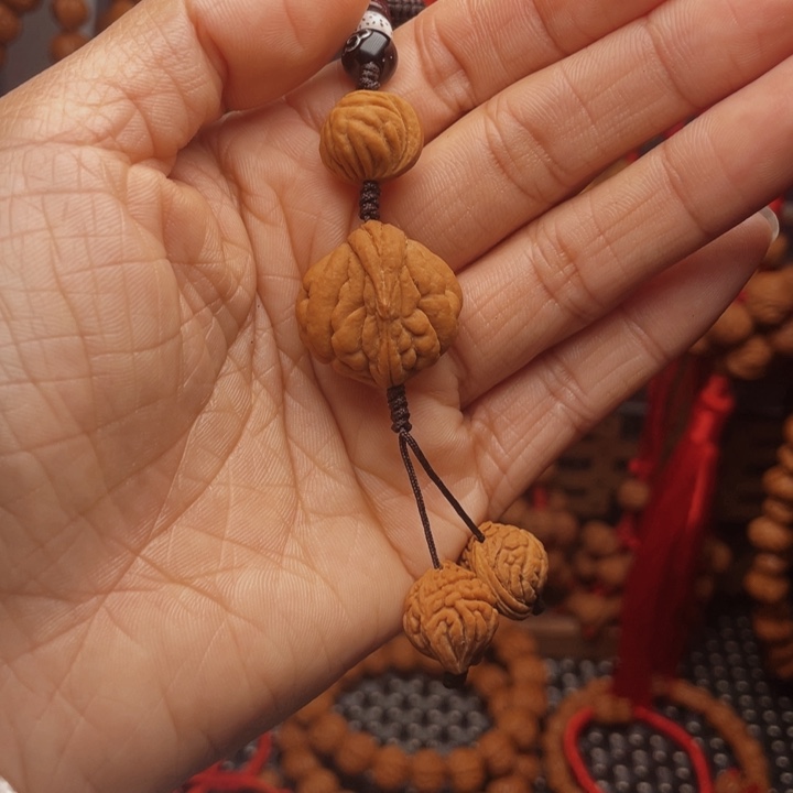 木质类龙纹桃枭挂件