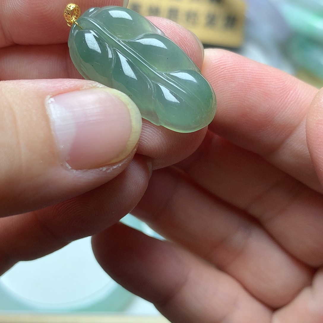 颈饰18K金镶嵌翡翠小叶子