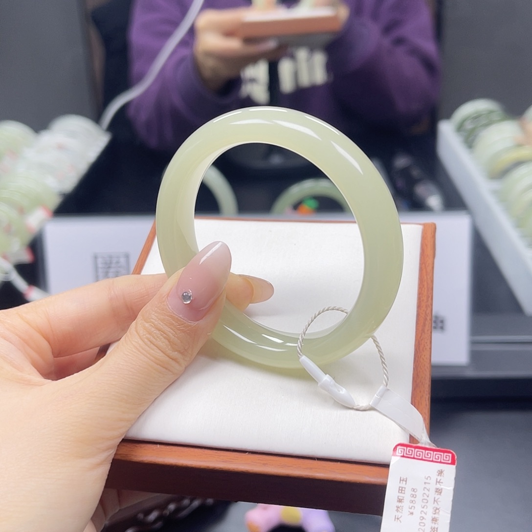 和田玉未镶嵌手镯