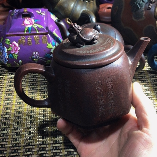 紫砂茶壶原矿泥料手工制作的紫砂壶。