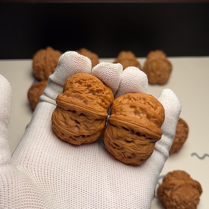 伊****文玩核桃把件42元宝