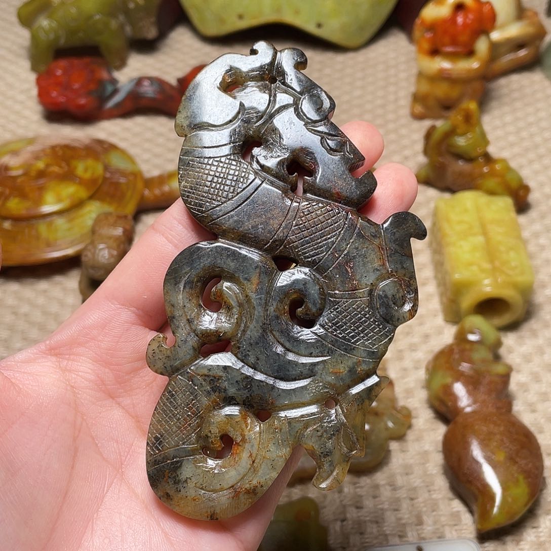 蛇纹石玉未镶嵌颈饰