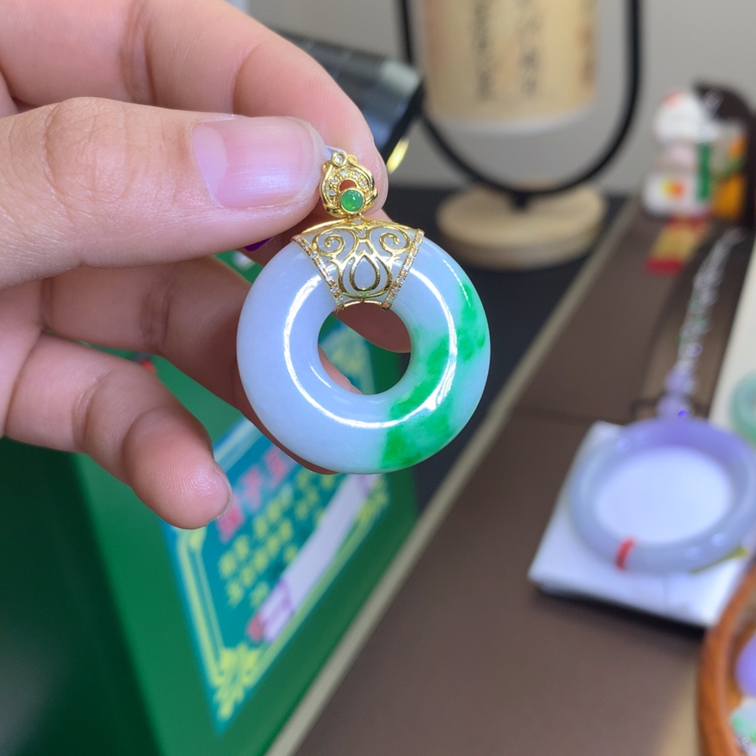 翡翠颈饰18K金镶嵌翡翠