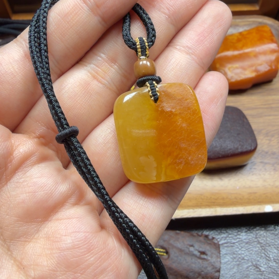 琥珀未镶嵌吊坠(赠链)
