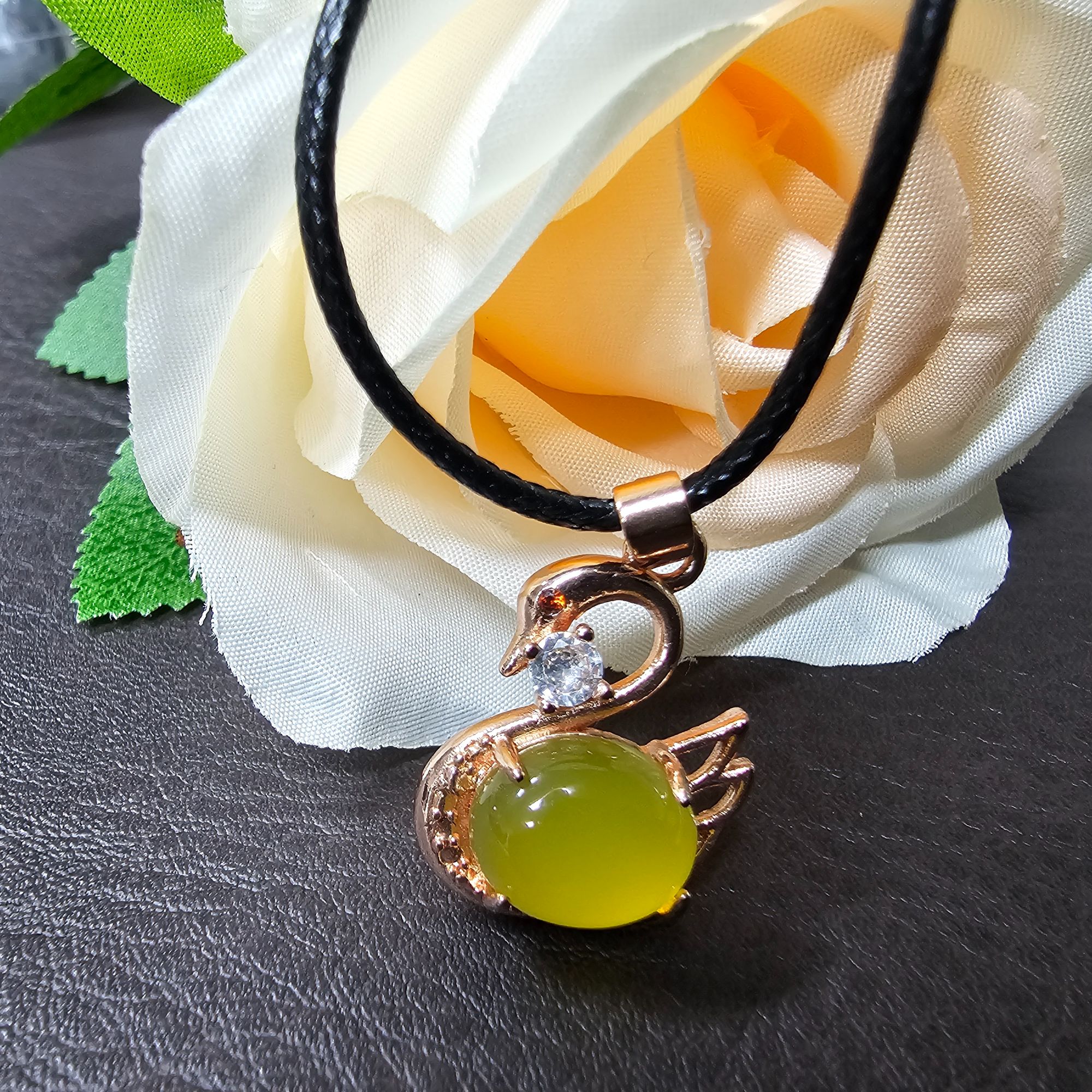 天然时尚玛瑙玉髓黄蛋面天鹅吊坠