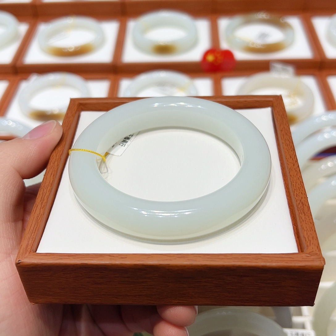 和田玉手镯未镶嵌羊脂白玉