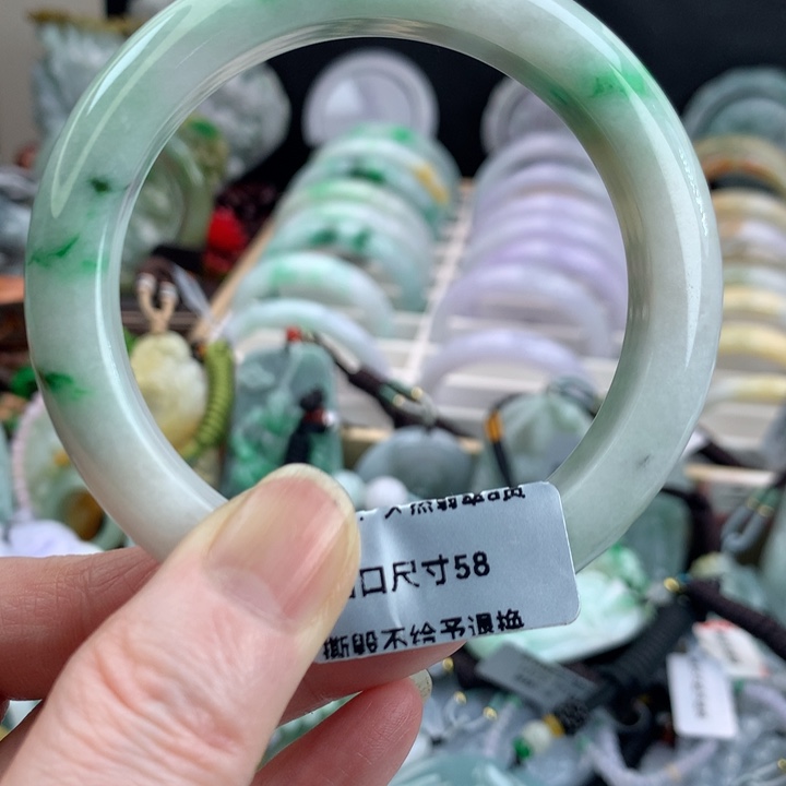 翡翠手镯未镶嵌吊坠