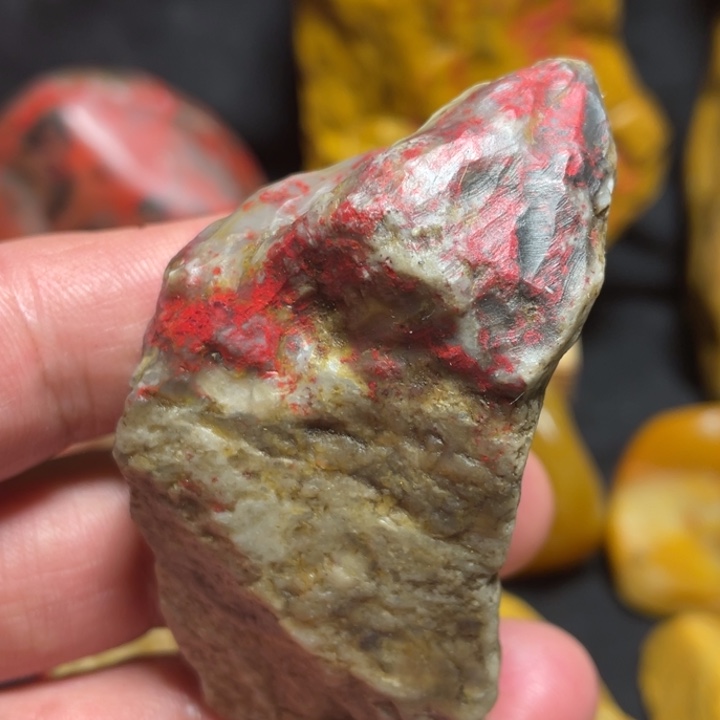 田黄石87克昌化鸡血石