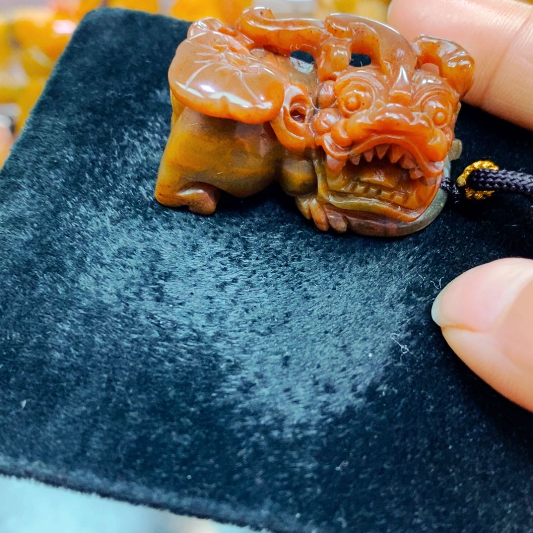 未镶嵌石英质玉（黄龙玉）颈饰