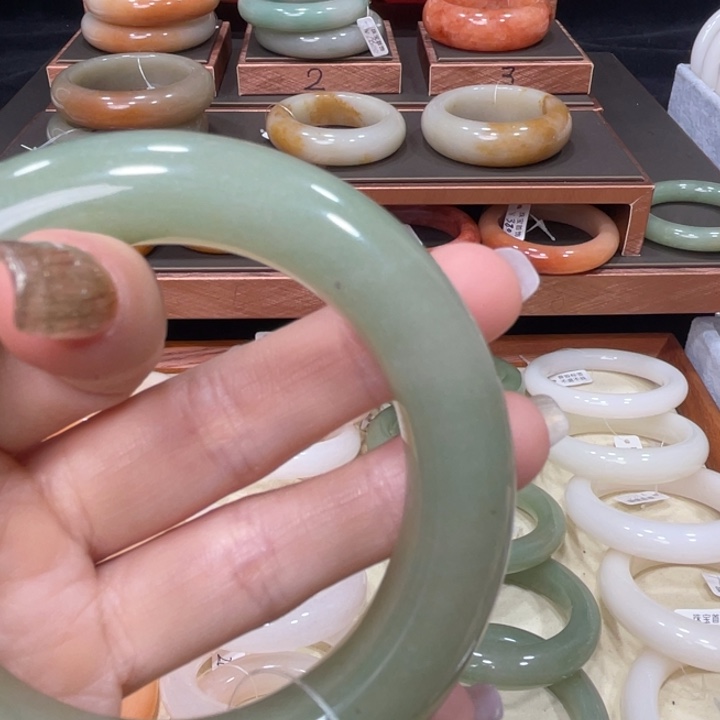 石英质玉手镯未镶嵌人***娜