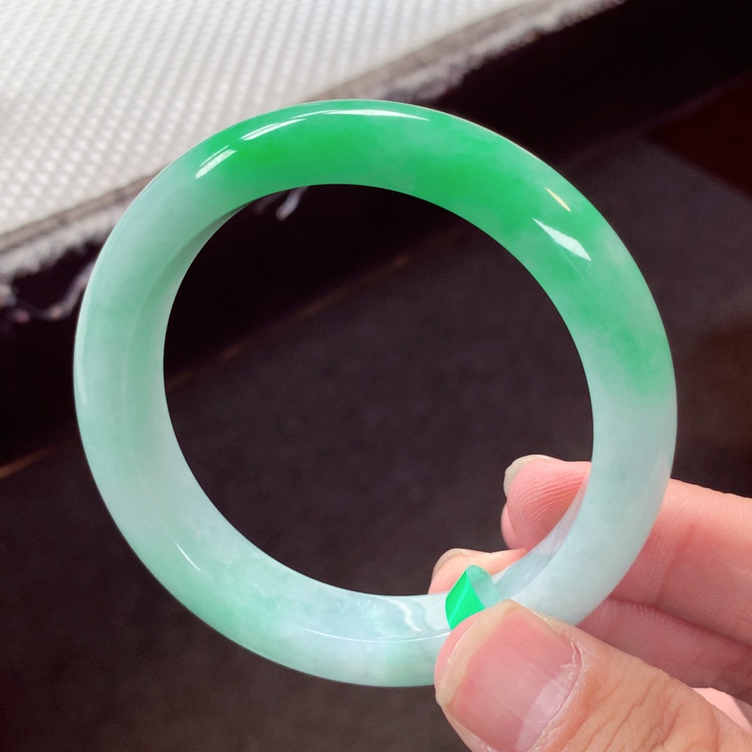 翡翠手镯未镶嵌缅甸