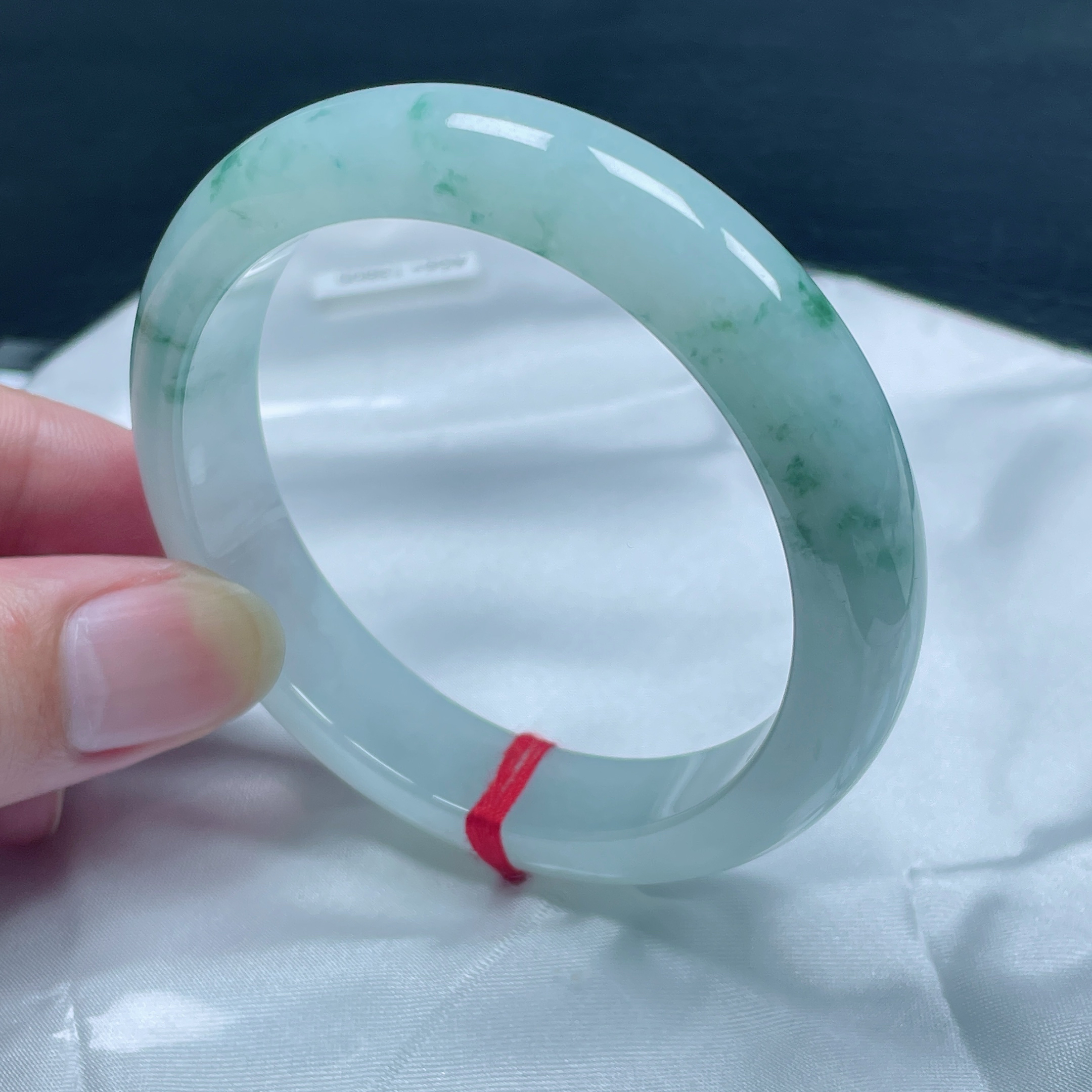 56圈冰润飘绿花半山水天然翡翠手镯