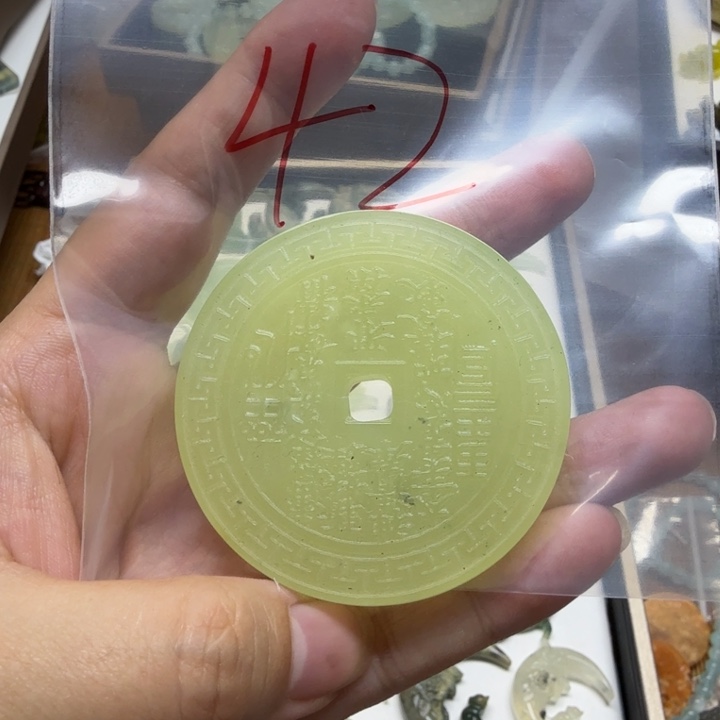 透闪石-蛇纹石玉吊坠未镶嵌