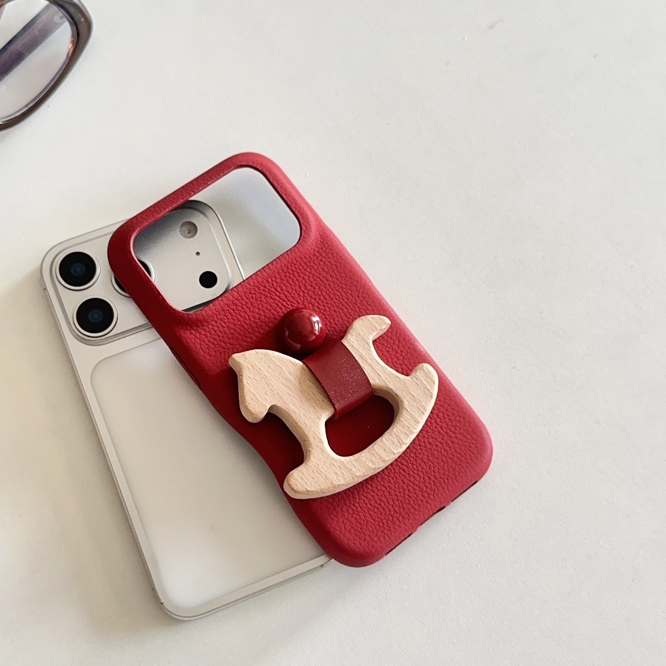 發發發·创意红色皮质立体木马指环扣手机壳适用于iphone17promax