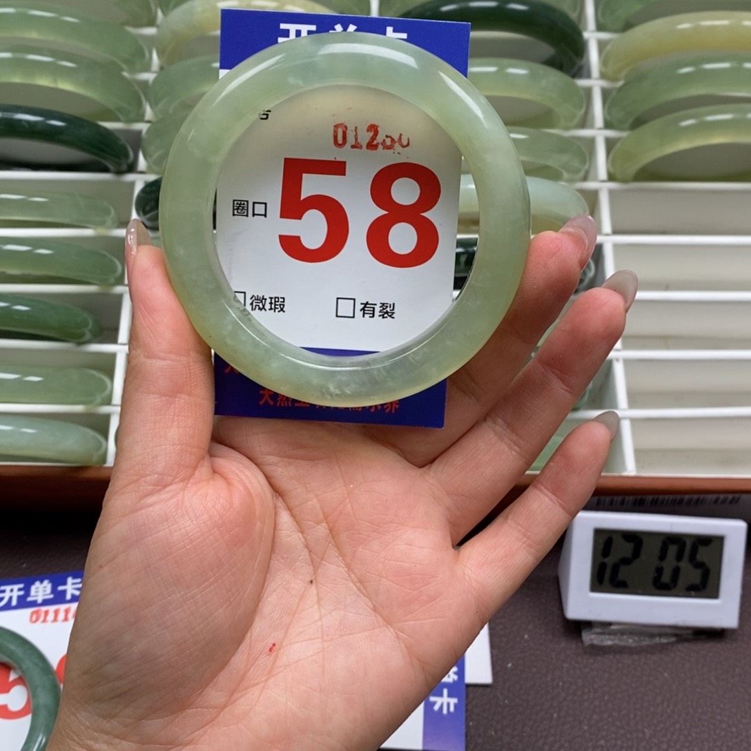 岫玉手镯未镶嵌我