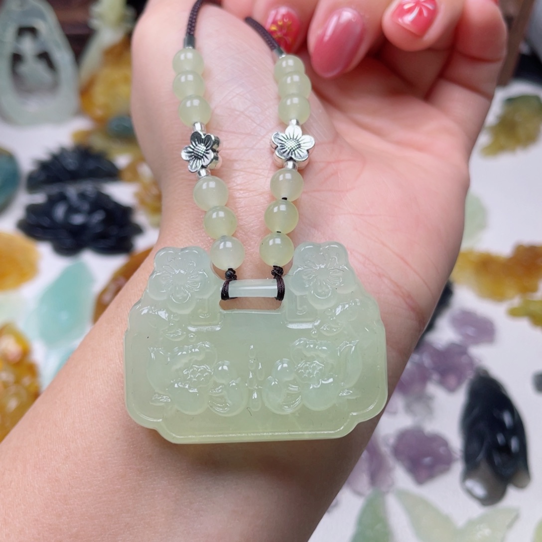 蛇纹石玉颈饰未镶嵌