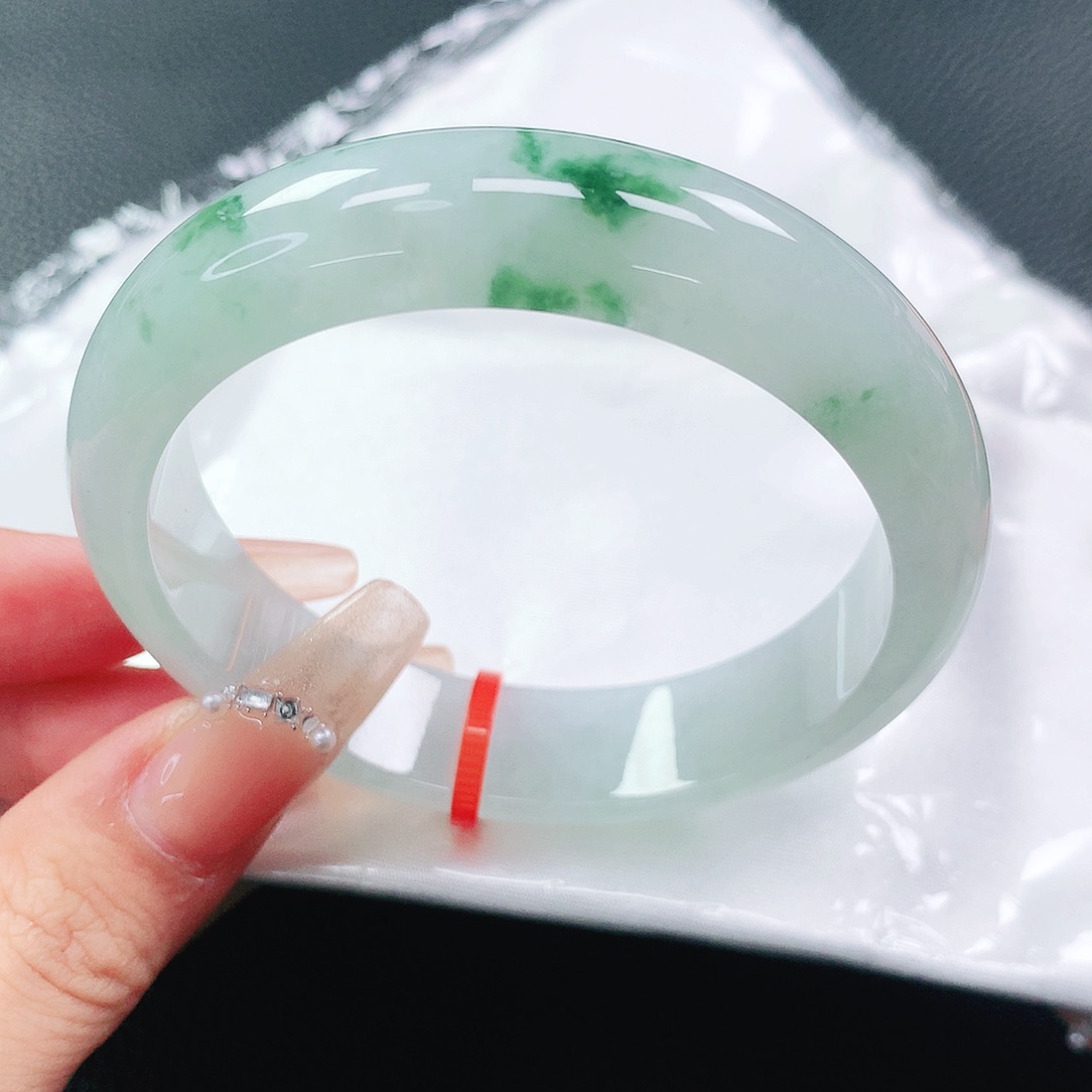 翡翠手镯未镶嵌55圈