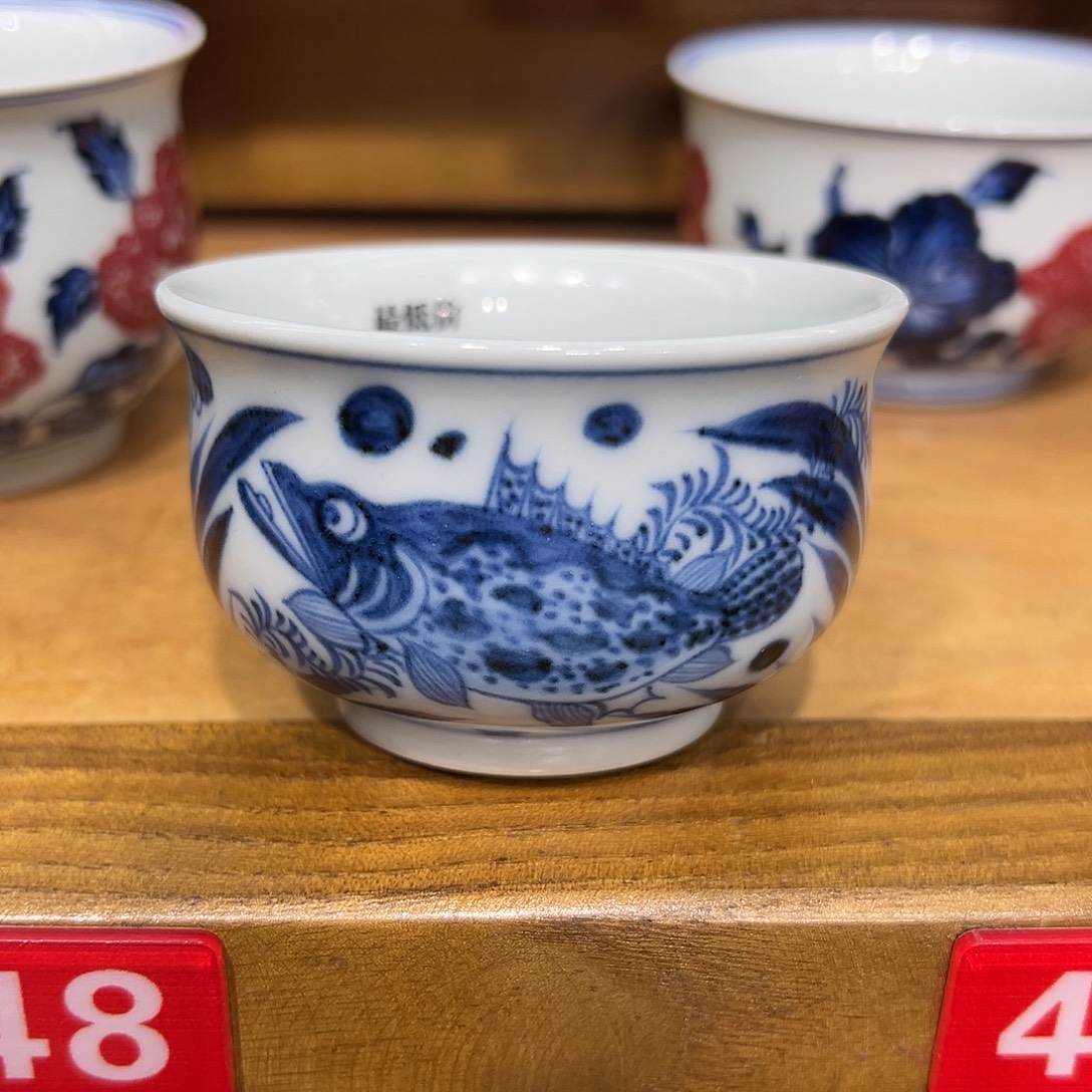 姜***司青花手工鱼藻纹品茗杯