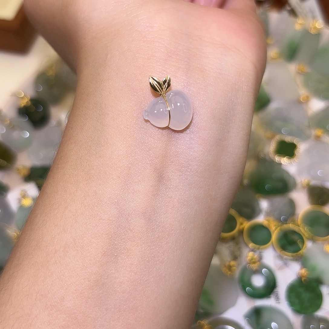 翡翠18K金镶嵌颈饰葫芦