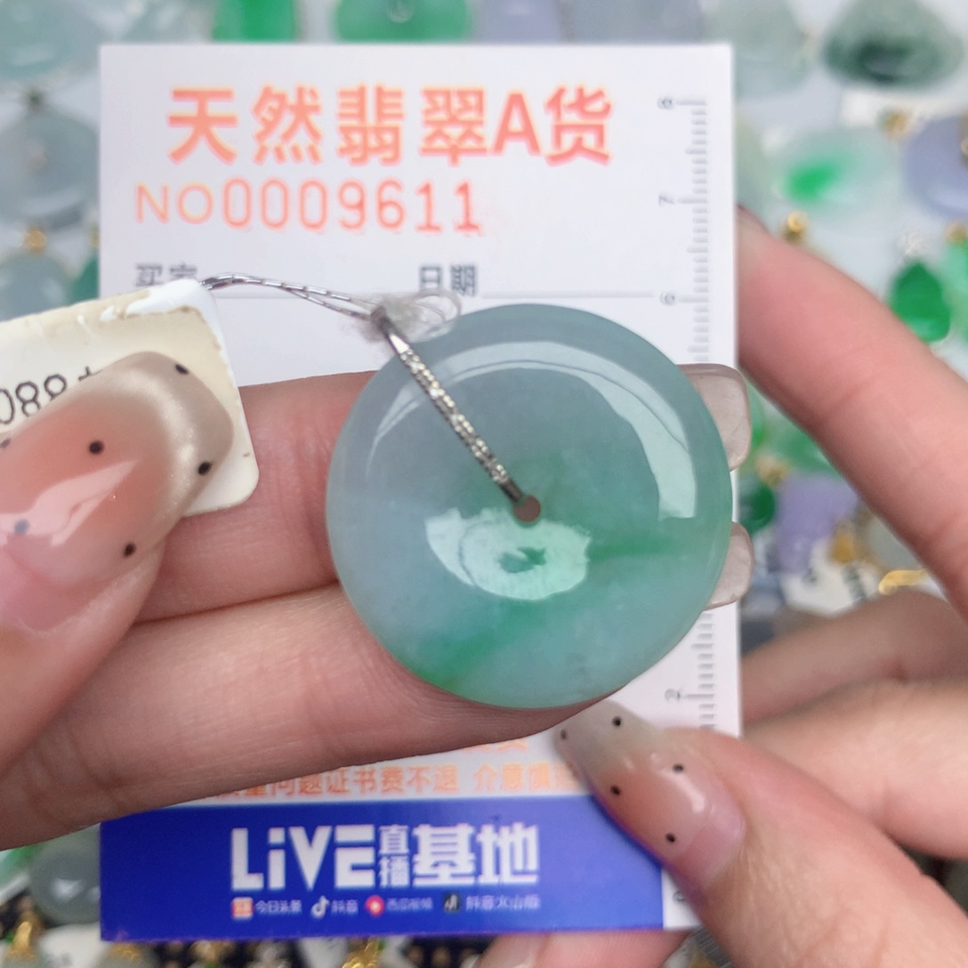 翡翠18K金镶嵌颈饰扣