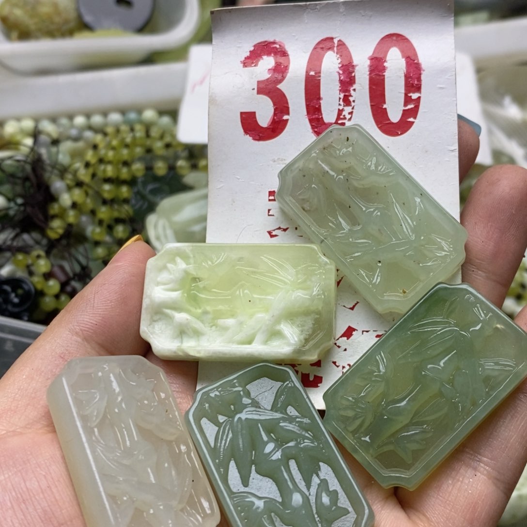透闪石-蛇纹石玉未镶嵌挂坠