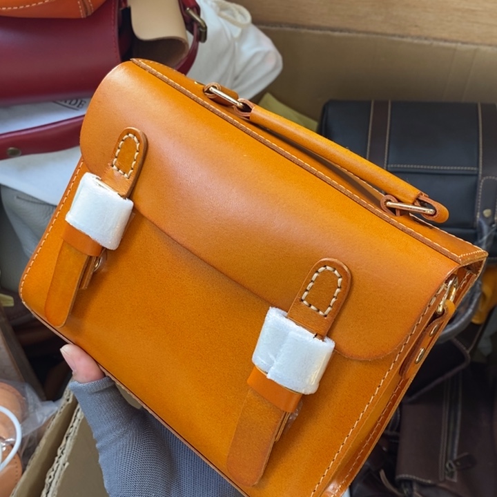 头层牛皮瑕疵单肩包