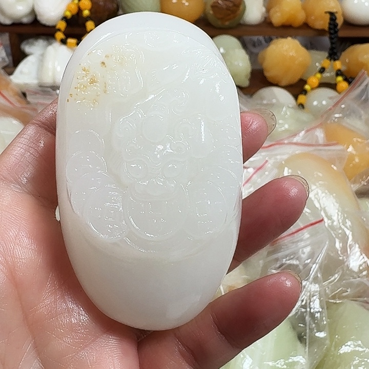 2***7砖雕石头手把件不退不换