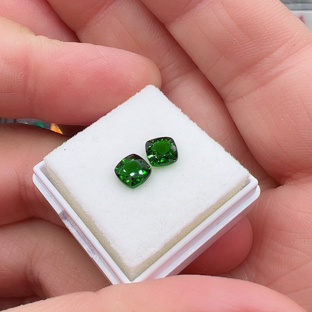 透辉石方7裸石2颗未镶嵌