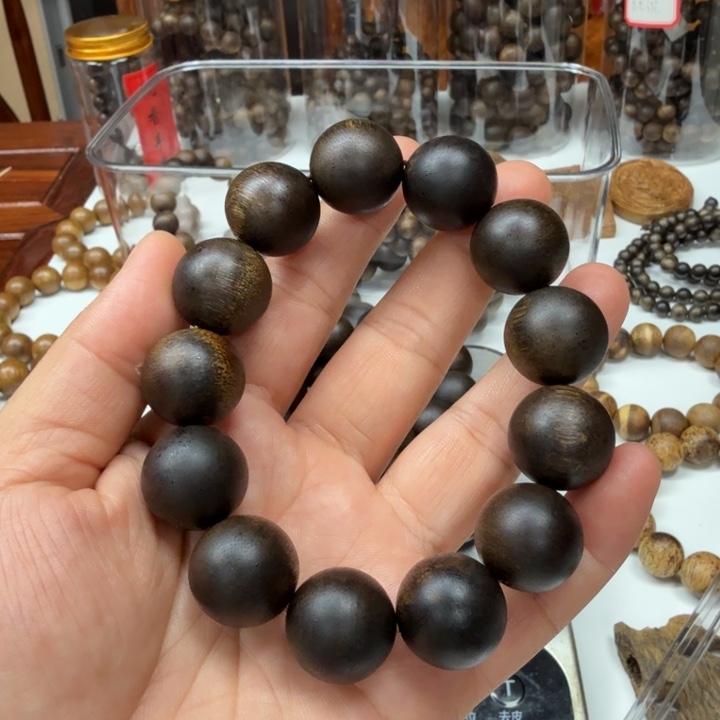 沉香碎屑沉香海南老料树心沉水1.8大➕碎屑多样性发一