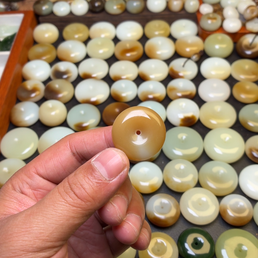 雪***莹和田玉未镶嵌颈饰