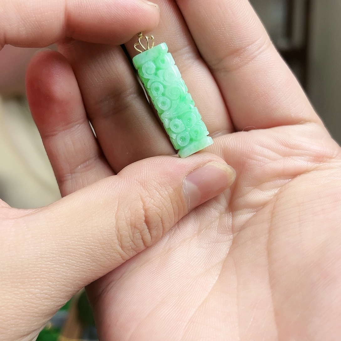 翡翠颈饰18K金镶嵌吊坠