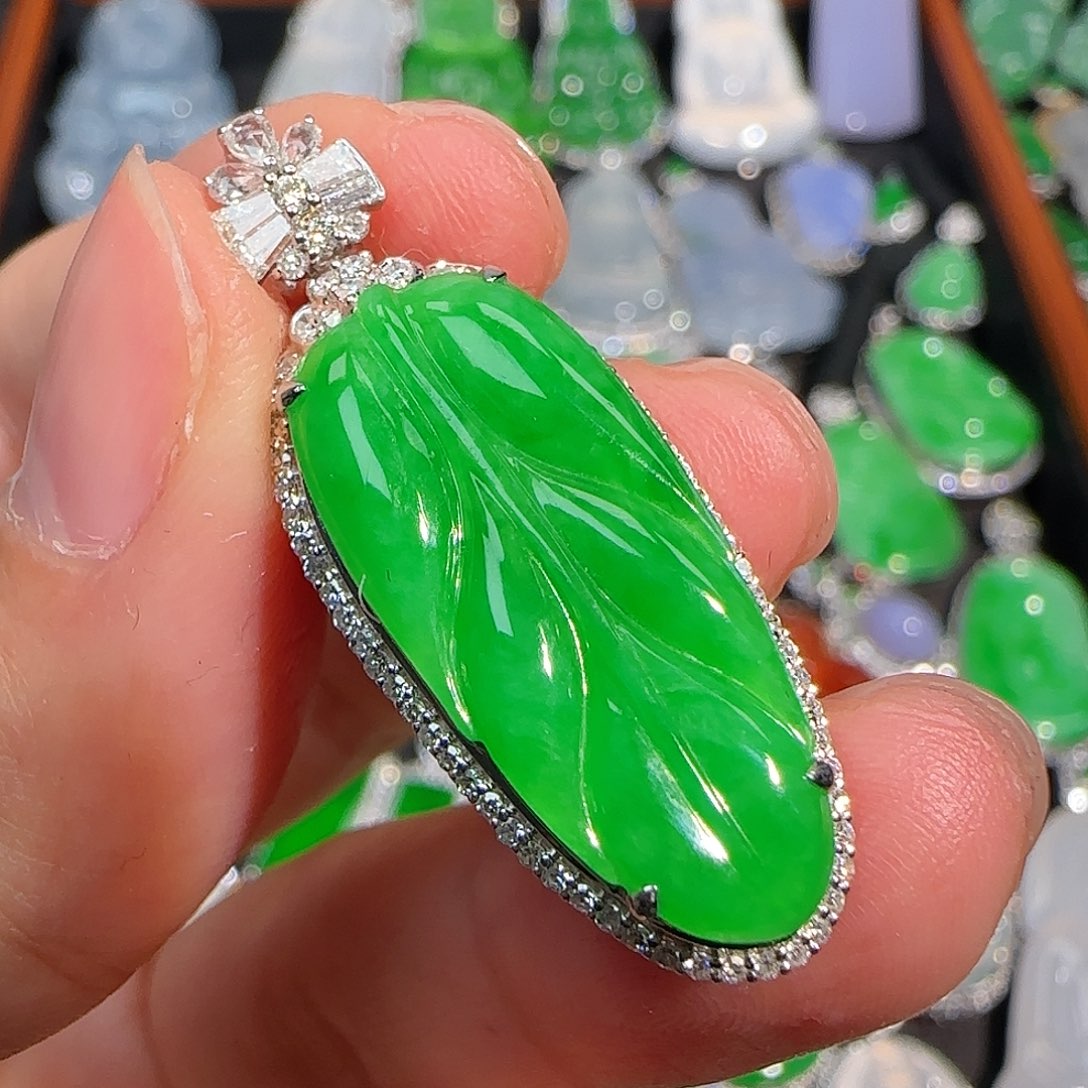 翡翠颈饰18K金镶嵌阳绿翡翠叶子