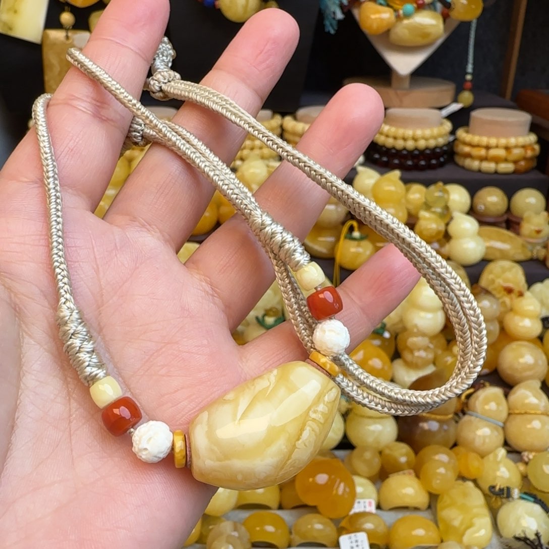 卢***N琥珀未镶嵌套链天然蜜蜡马蹄珠锁骨