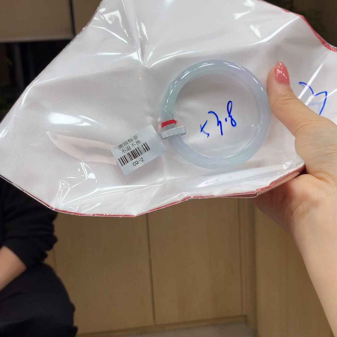 翡翠手镯未镶嵌不退不换