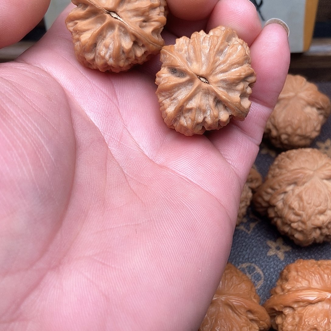 文玩核桃吊坠精**.大孤石