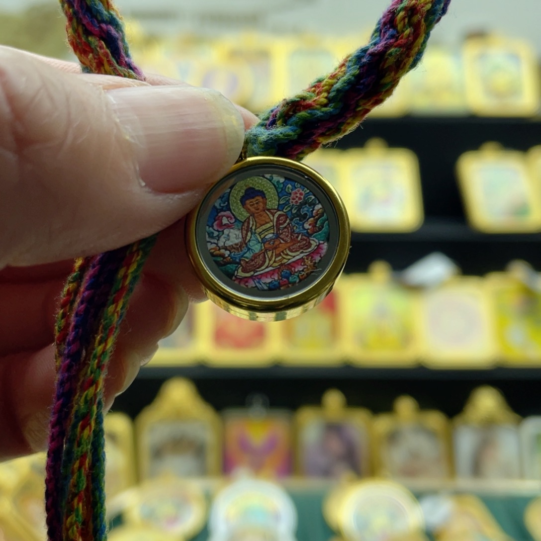 吊坠陌**雨唐卡等多种形式进行的艺术