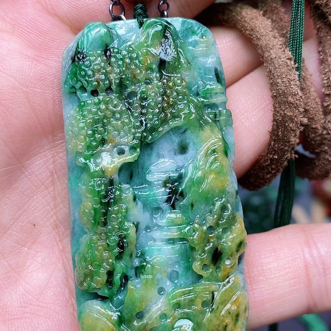 翡翠颈饰未镶嵌漂亮美眉