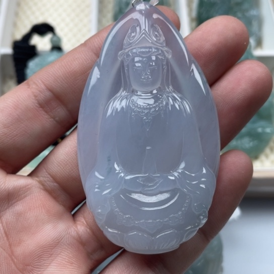 翡翠颈饰未镶嵌。