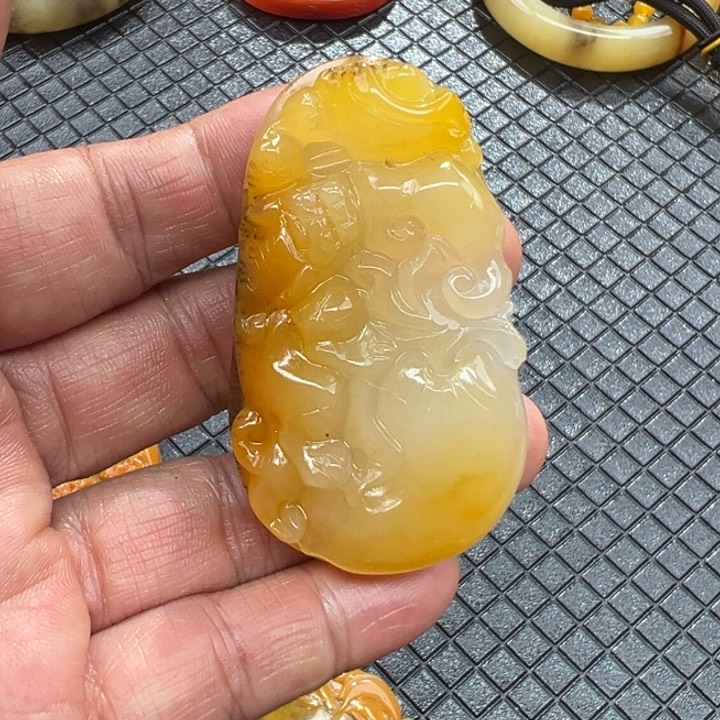 石英质玉（黄龙玉）颈饰未镶嵌