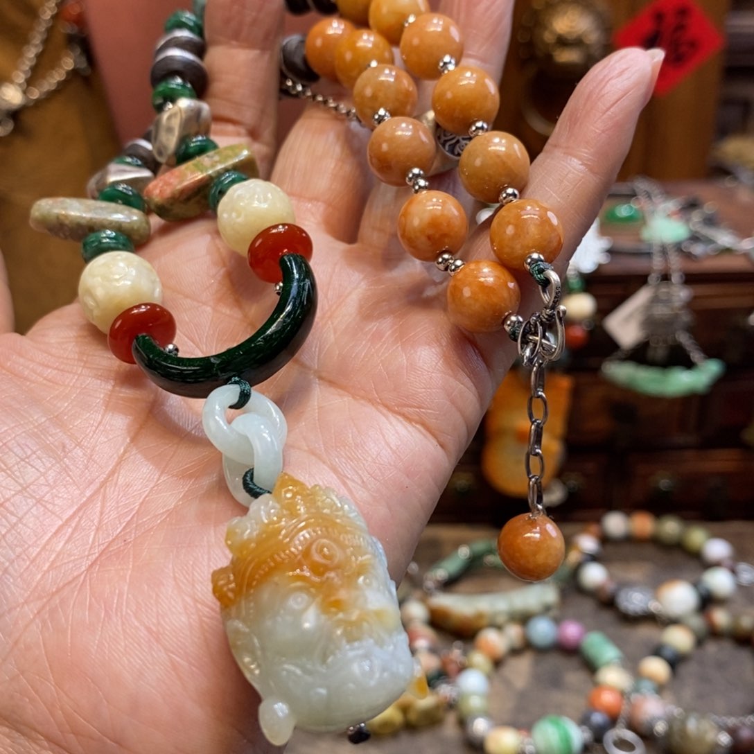 翡翠吊坠(赠链)未镶嵌