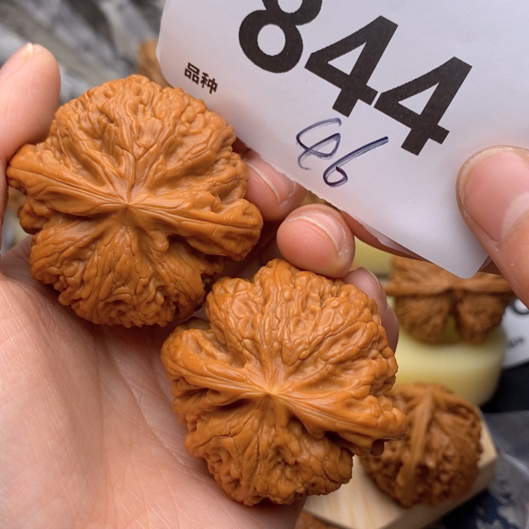 文玩核桃吊坠844号46粗筋