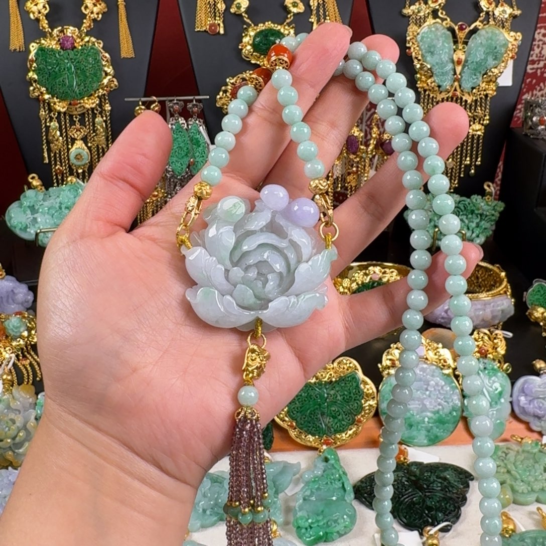 翡翠未镶嵌颈饰炸价