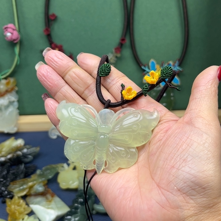 蛇纹石玉吊坠合金