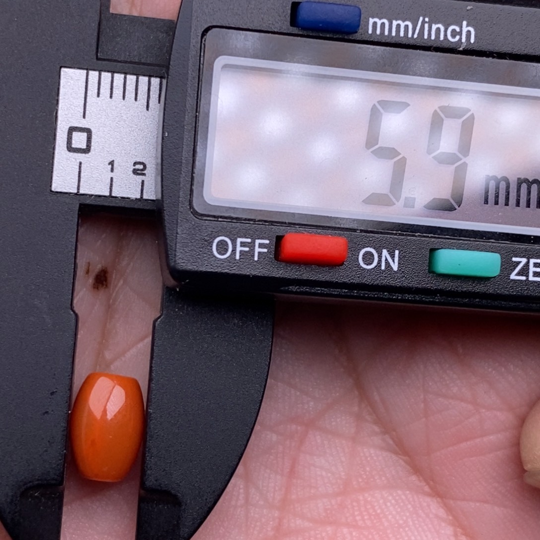 南红玛瑙未镶嵌配饰有瑕疵