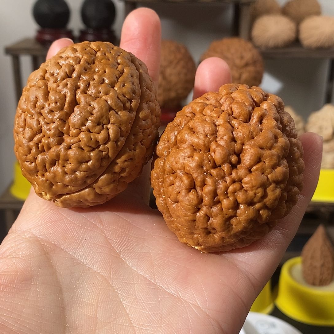 吊坠文玩核桃阿*哥三瓣脑纹金刚练手色差4755