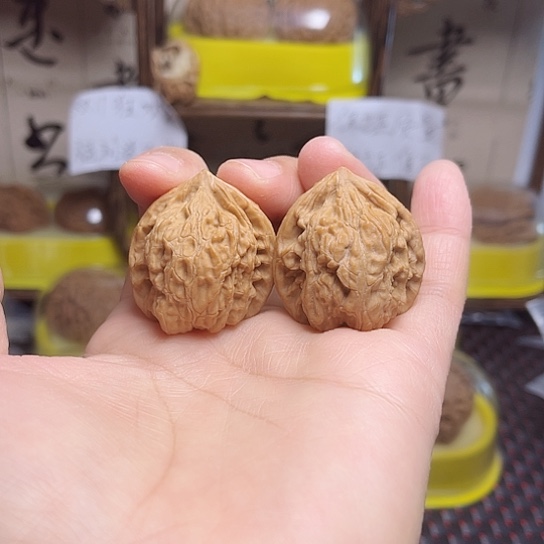 文玩核桃吊坠红豆