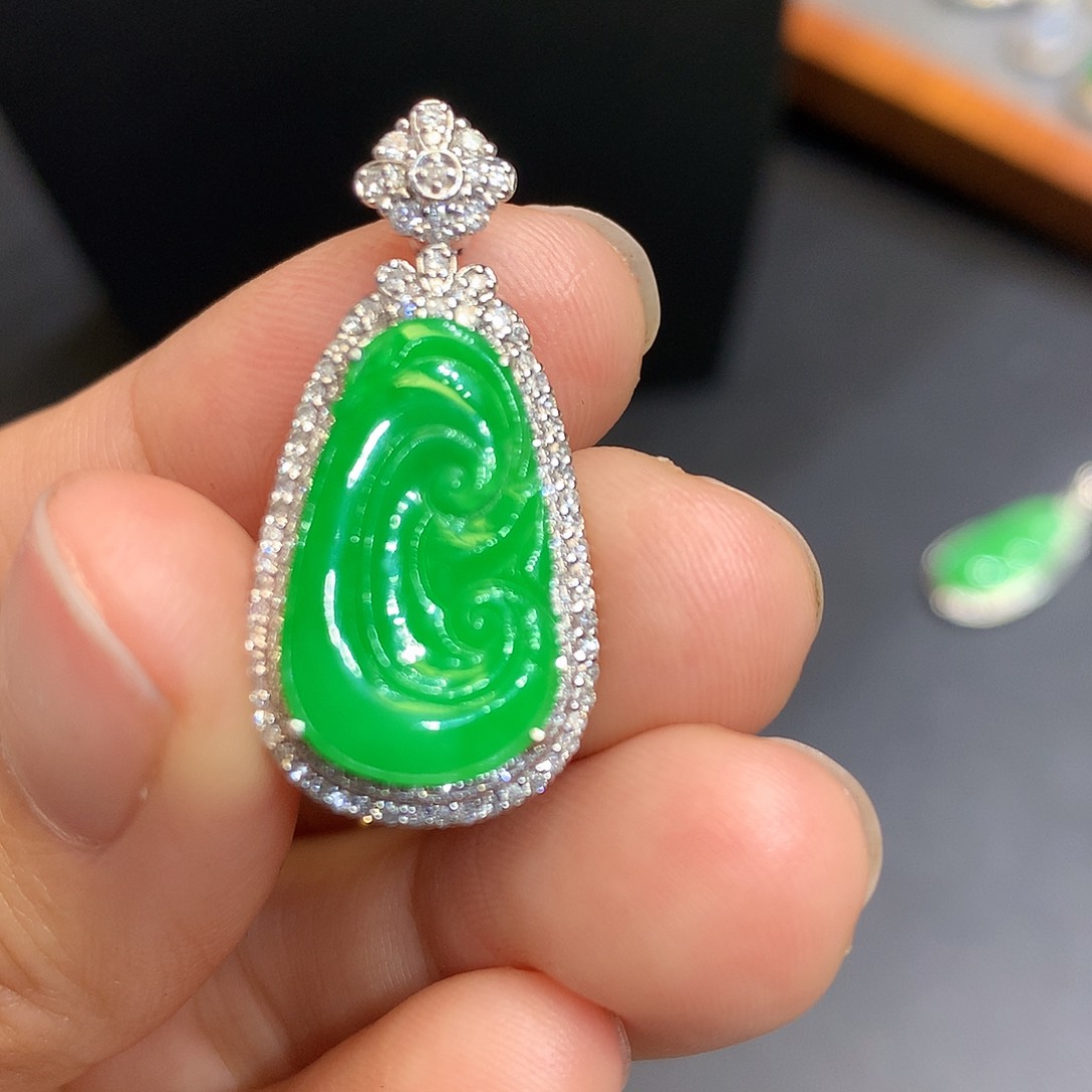 翡翠吊坠(不含链)18K金镶嵌