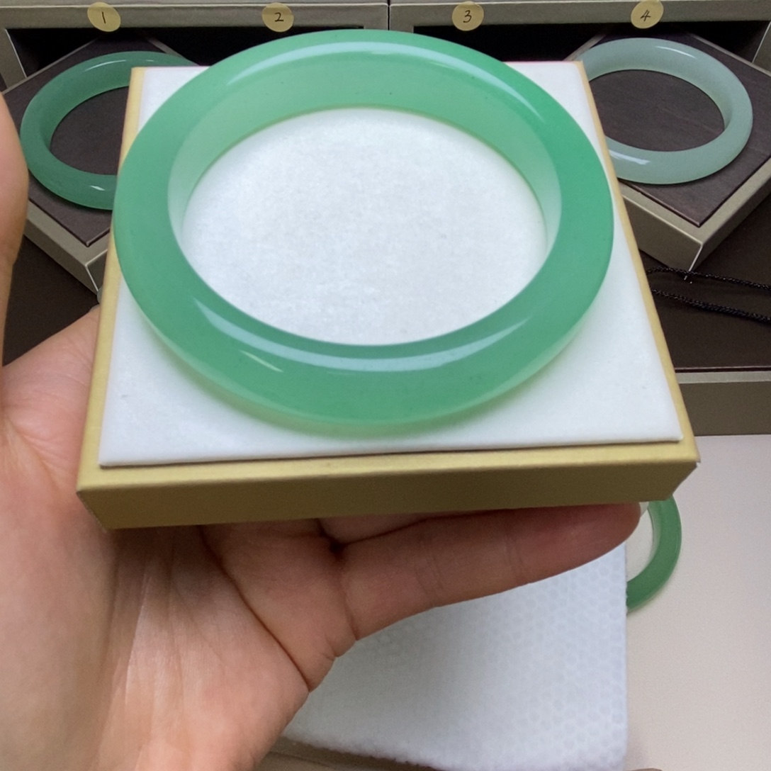 ****马东陵石未镶嵌手镯